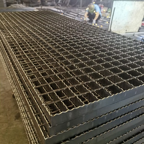 鋼格板用于排水溝蓋板的優勢分析